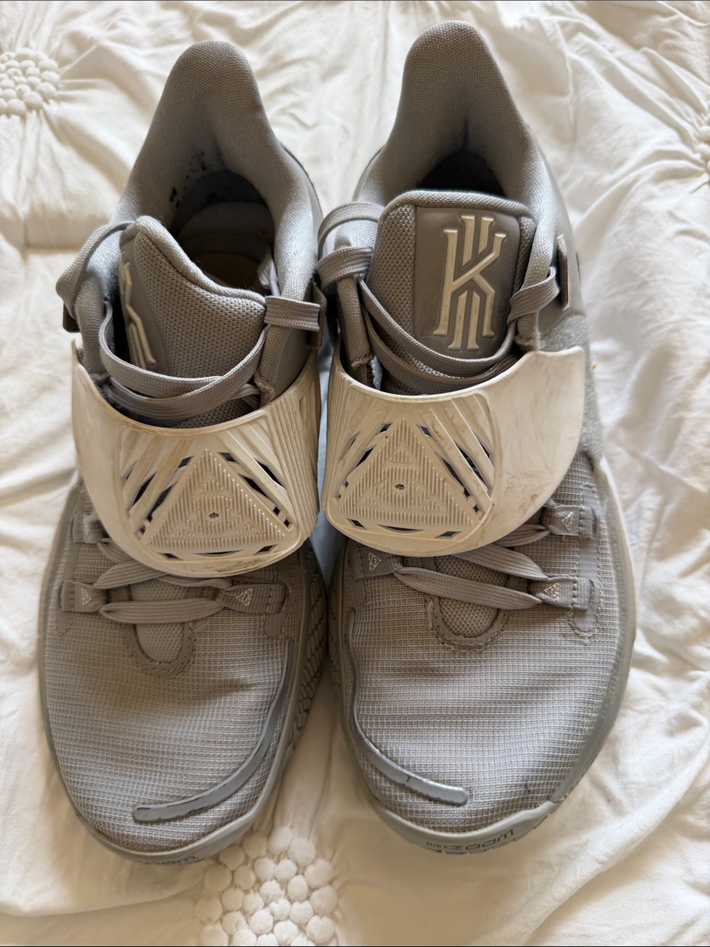Kyrie Irving’s Signature Basketball Shoes in Light Gray & White. Used. Mens 7.5